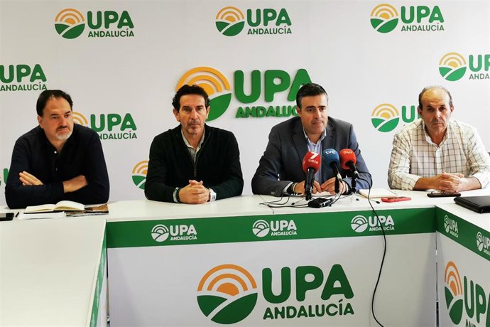 Rueda de prensa del secretario general de UPA Andalucía, Cristóbal Cano, acompañado por varios miembros de la Comisión Ejecutiva.