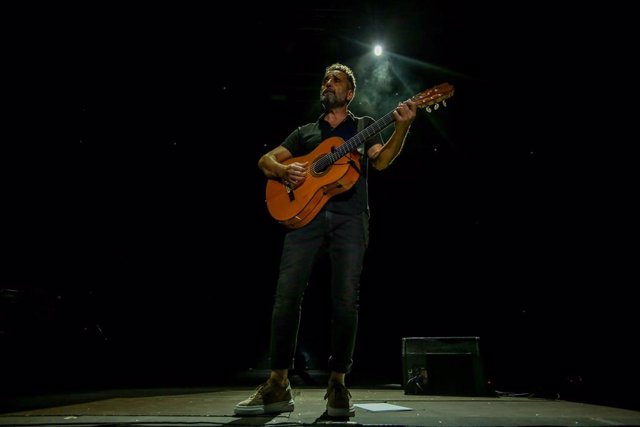 Archivo - El cantante Jorge Drexler toca la guitarra durante un concierto en el festival de verano Noches del Botánico, a 20 de julio de 2021, en Madrid