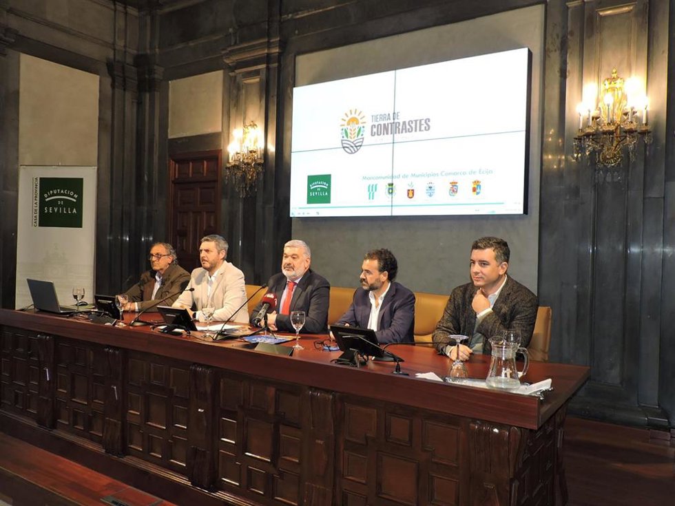 El presidente de la Mancomunidad y alcalde de Écija, David García Ostos; Juan Manuel Rivero (La Luisiana); Francisco Martínez (Fuentes de Andalucía); Manuel Fernández (La Campana) y Rodrigo Rodríguez (Cañada Rosal).
