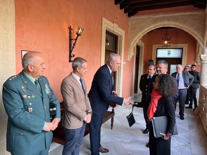 Ruiz Boix saluda a la embajadora de Estados Unidos en España, Julissa Reynoso.