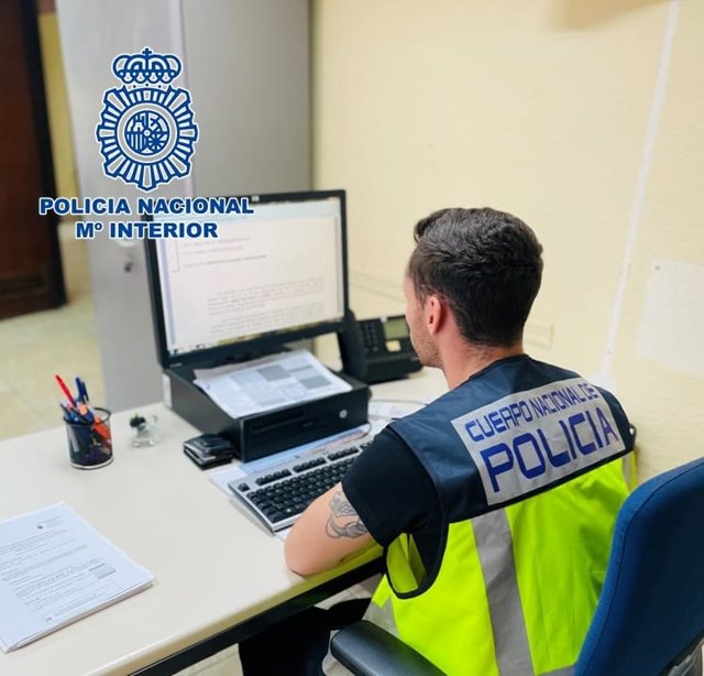 Un agente de la Policía Nacional investiga en la red.