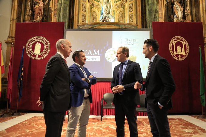 José Miguel Maté, José Luis Mendoza García, Daniel Lacalle y Samuel Mendoza conversando tras el acto celebrado en el Campus de Los Jerónimos