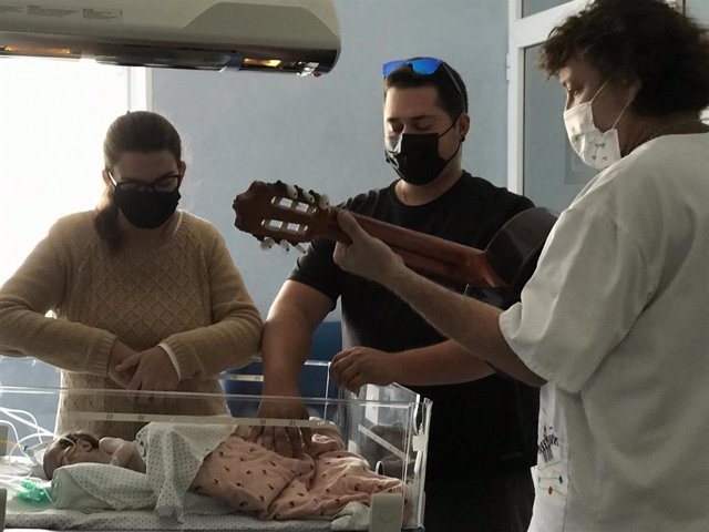 Nota De Prensa: El Hospital Puerta Del Mar Acoge Actividades De Musicoterapia En Neonatología Gracias A La Asociación Aula Sonora