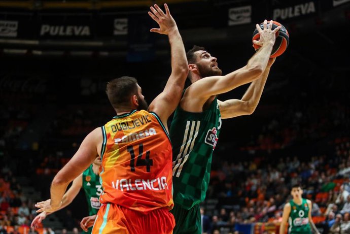 Bojan Dubljevic en una acción del Valencia Basket-Panathinaikos de la Euroliga 2022-2023