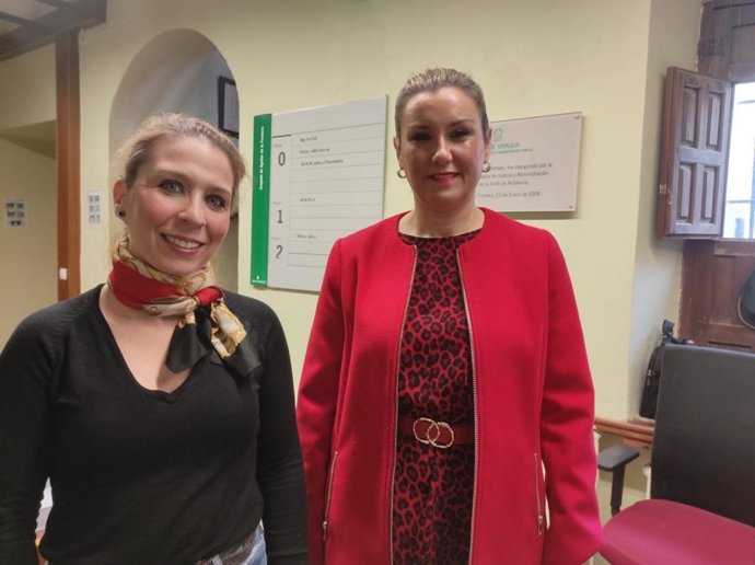 La delegada de Justicia, Administración Local y Función Pública de la Junta de Andalucía en Córdoba, Raquel López (dcha.), ha visitado la sede del partido judicial de Aguilar de la Frontera.