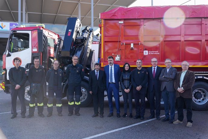El teniente de alcalde de Seguridad, Albert Batlle, y el presidente del Puerto de Barcelona, Lluis Salvadó, en la presentación de los nuevos recursos técnicos para Bombers de Barcelona en el puerto.