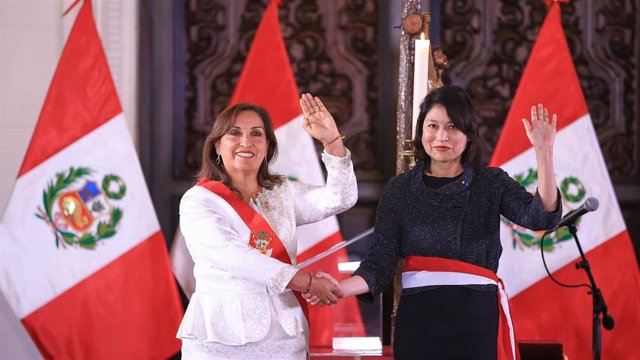 La presidenta de Perú, Dina Boluarte, y la ministra de Asuntos Exteriores, Ana Cecilia Gervasi.