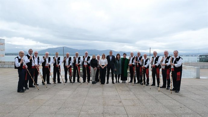 El vicepresidente y consejero de Universidades, Igualdad, Cultura y Deporte, Pablo Zuloaga, y la consejera de Empleo y Políticas Sociales, Eugenia Gómez de Diego, presentan las actividades de la Cultura Contraataca. Origen en centros de mayores.