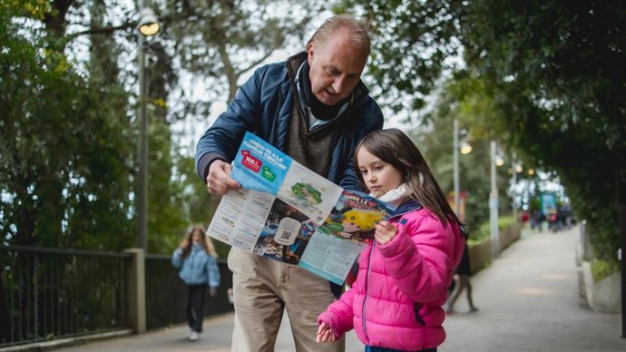 Imatge d'un avi i la seva neta al Tibidabo