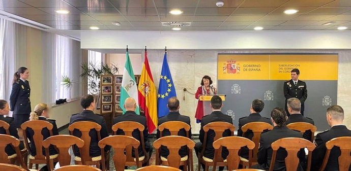 La subdelegada del Gobierno en Córdoba, Rafaela Valenzuela, junto a agentes de la Brigada Provincial de Policía Judicial que han recibido un reconocimiento por su labor en la lucha contra el narcotráfico en la provincia.