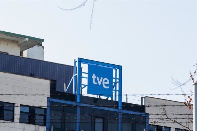 Archivo - Logotipo de Televisión Española en la sede de RTVE en Prado del Rey, Madrid (España).