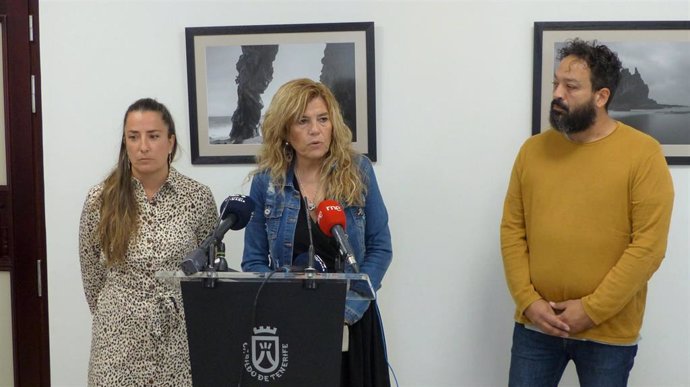 Sonia Beltrán (Sí se Puede), María José Belda, portavoz de Sí Podemos, y David Carballo, consejero de Sí Podemos, en rueda de prensa