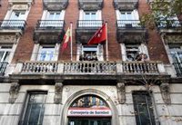 Médicos de otros centros acuden a la Consejería para respaldar al comité de huelga en su encierro