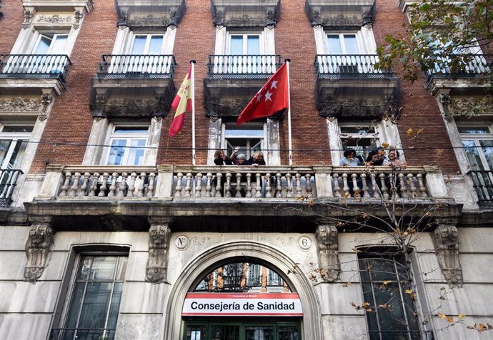 Sanitarios encerrados saludan desde el balcón de la sede de la Dirección General de Recursos Humanos del Servicio Madrileño de Salud (Sermas), a 15 de diciembre 