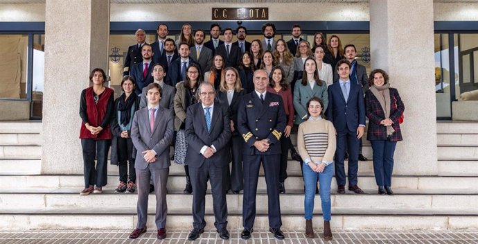 Estudiantes de la 74 promoción de la Escuela Diplomática del Ministerio de Asuntos Exteriores, Unión Europea y Cooperación, en una visita a la Base Naval de Rota (Cádiz)