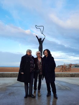 La alcaldesa de  Gijón,  Ana González, durante la inauguración de la escultura 'Arbolada', de Carmen Castillo, en el paseo de Tini Areces (Gijón)