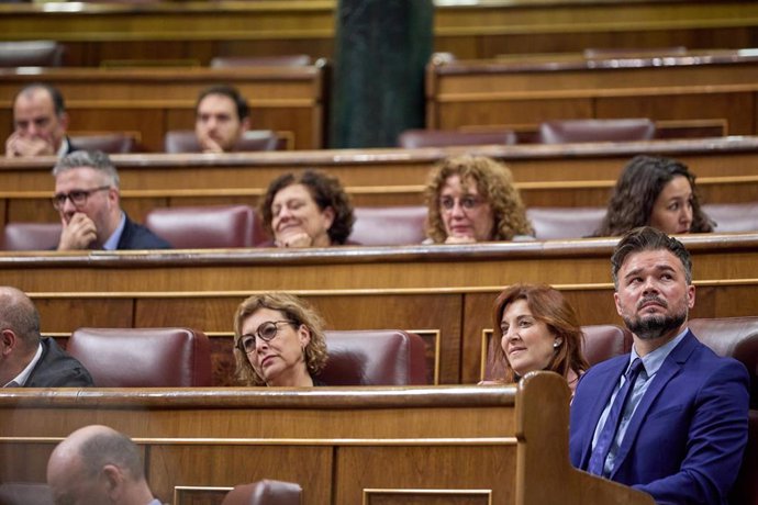 El portavoz de ERC en el Congreso de los Diputados, Gabriel Rufián (1d), en una sesión plenaria, en el Congreso de los Diputados, a 15 de diciembre de 2022, en Madrid (España).