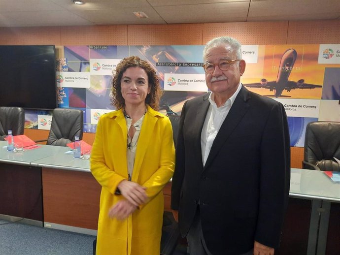 La consellera de Hacienda, Rosario Sánchez, con el presidente de la Cámara de Comercio de Mallorca, Eduardo Soriano.