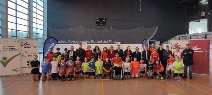 Foto de familia tras la visita en Toledo a los Equipos de Promesas Paralímpiicas de Triatlón y Bádminton