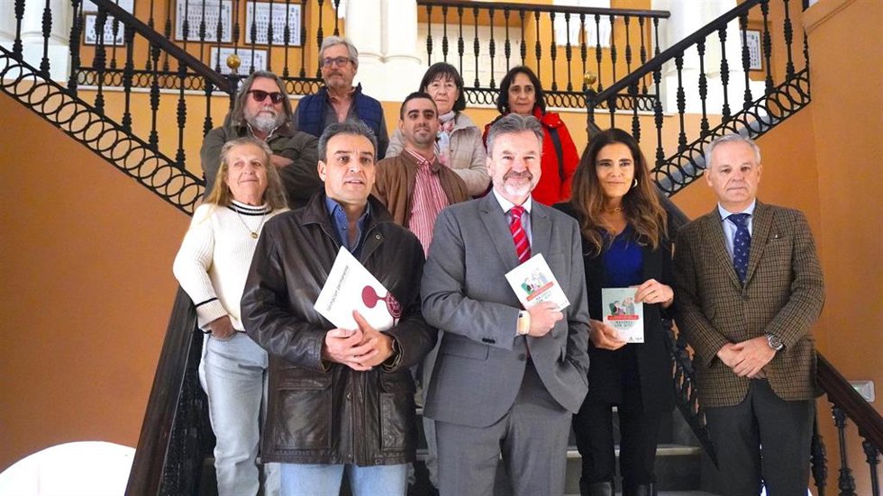 Archivo - La Universidad de Huelva acoge la clausura del II taller de alfabetización digital 'Mayores con wifi'.