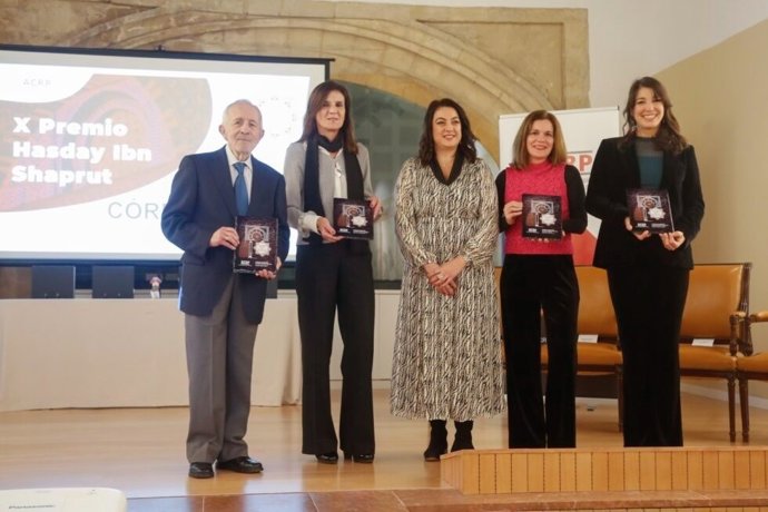 La presidenta de la ACRP, Virginia Navarro (centro), en la entrega de los X Premios Hasday Ibn Shaprut.
