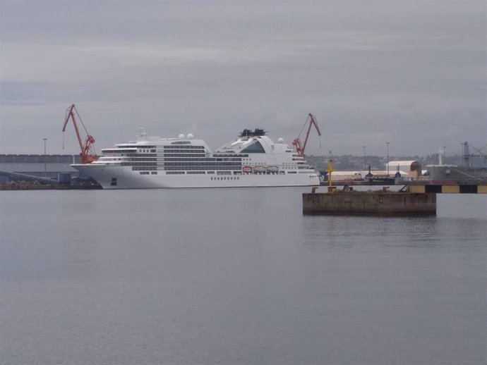 Archivo - Crucero atracado en el puerto de El Musel, en Gijón