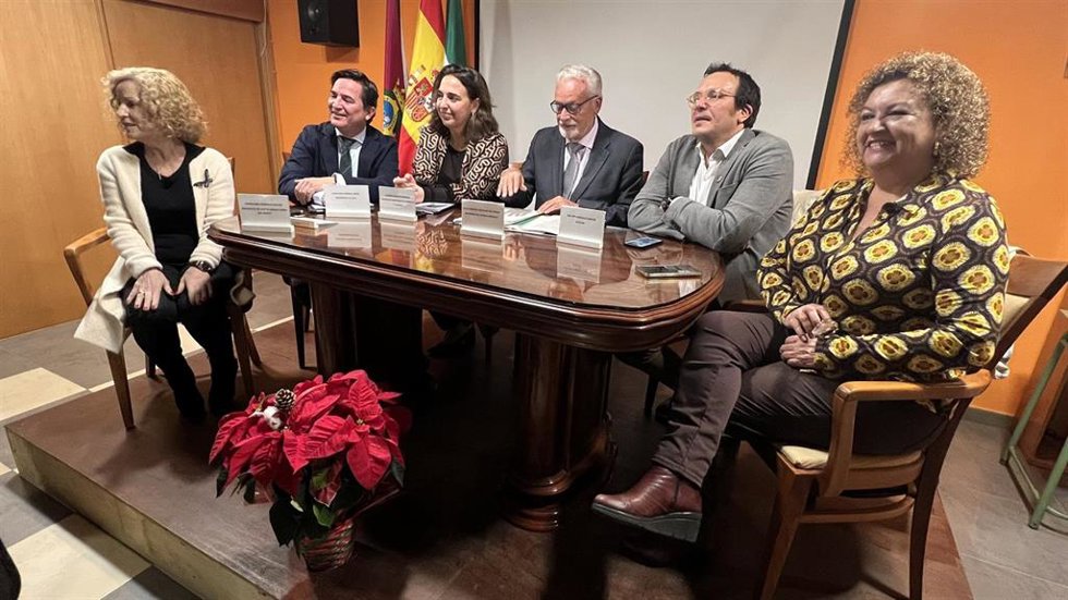 El alcalde de Cádiz, con Maezty y Carmen Sánchez en la reunión con vecinos del Cerro del Moro.