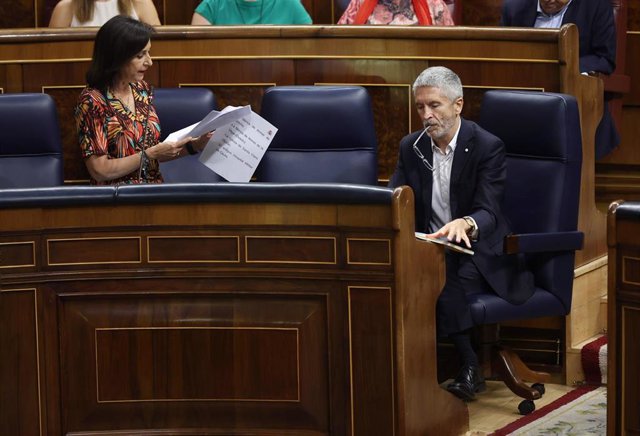 Archivo - La ministra de Defensa, Margarita Robles, y el ministro de Interior, Fernando Grande-Marlaska, durante una sesión de control al Gobierno en el Congreso de los Diputados