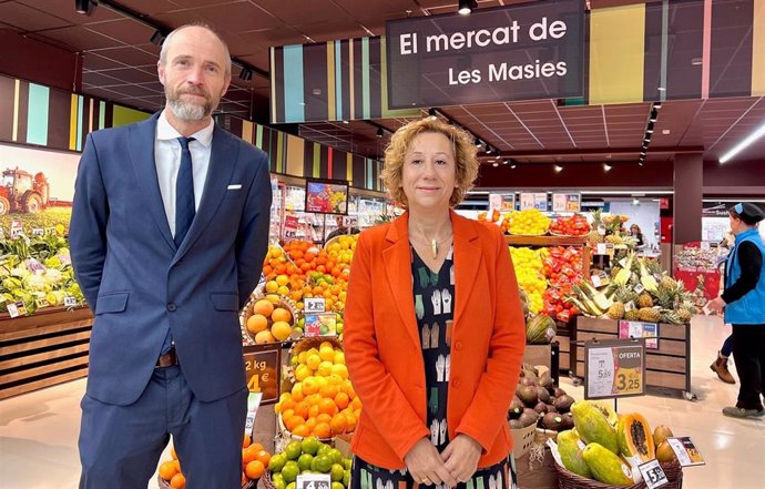 La alcaldesa de Sant Joan Despí (Barcelona), Belén García, y el director general de Caprabo, Edorta Juaristi.