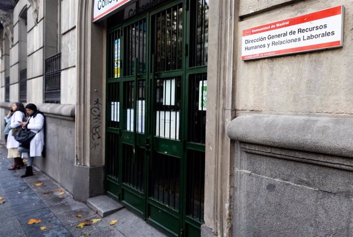Sanitarios en las puertas de la Dirección General de Recursos Humanos del Servicio Madrileño de Salud (Sermas), a 15 de diciembre
