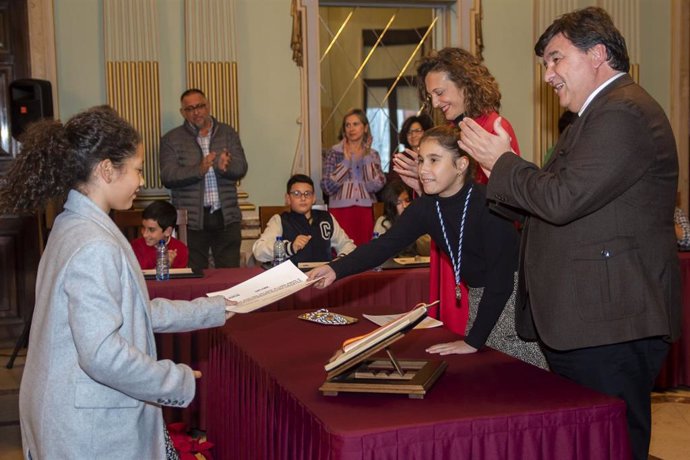 Noa Fernández, la nueva alcaldesa infantil, toma posesión de su cargo en el Ayuntamiento de Huelva