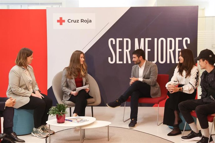 La Princesa de Asturias conversa con jóvenes voluntarios de Cruz Roja durante su visita a la sede en Madrid