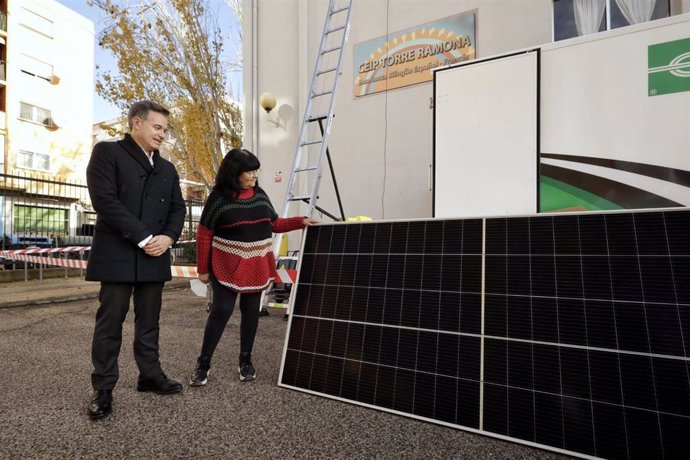 Urbanismo instala 49 módulos fotovoltaicos sobre la cubierta del CEIP Torre Ramona en Las Fuentes