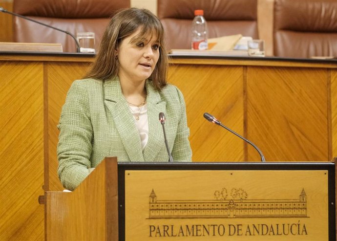 La diputada del PP-A Montserrat Paz defiende en el Parlamento andaluz la propuesta de su grupo sobre la creación de la Comisión Permanente no Legislativa sobre la Infancia y Adolescencia.