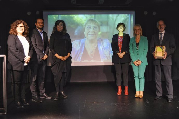 Vernica Dávalos (Centre Salvador Allende), Miquel Royo y Marta Nin (Casa América), la expta.De Chile Michelle Bachelet, la consellera Meritxell Serret, Pilar Romero (Diputación de Barcelona) y el cónsul de Chile Jaime Ferraz.