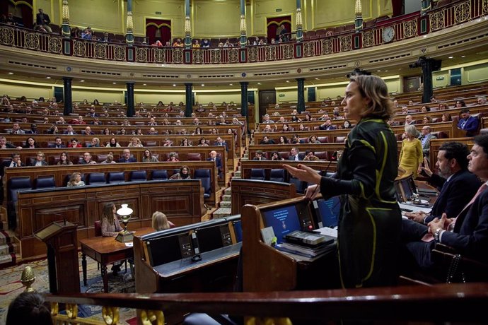 La secretaria general del Partido Popular, Cuca Gamarra, en una sesión plenaria en el Congreso de los Diputados, a 15 de diciembre de 2022, en Madrid (España). El Pleno del Congreso debate seis enmiendas de totalidad presentadas por Vox contra los proye