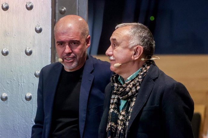 Los secretarios generales de CCOO y UGT, Unai Sordo (i) y Pepe Álvarez (d), a su llegada al VII Congreso de ADiReLab, en el Espacio Fundación Telefónica, a 2 de diciembre de 2022, en Madrid (España). 