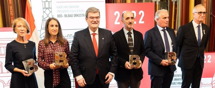 El alcalde bilbaíno, Juan Mari Aburto, rodeado de los nuevos Ilustres de Bilbao