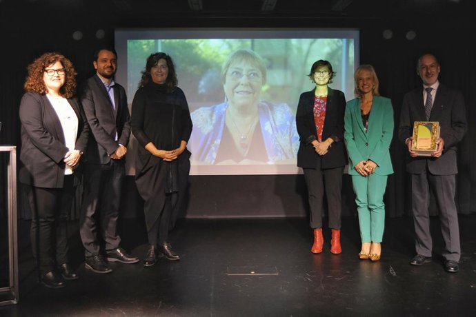 Vernica Dávalos (Centri Salvador Alln), Miquel Royo i Marta Nin (Casa Amrica), l'expta.de Xile Michelle Bachelet, la consellera Meritxell Serret, Pilar Romero (Diputació de Barcelona) i el cnsol de Xile Jaime Ferraz.
