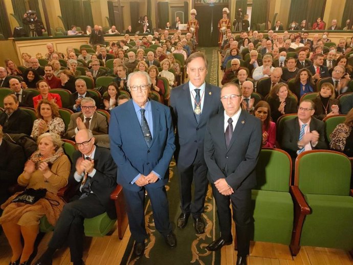 El presidente del Casino, Pedro Méndez, el alcalde, Carlos García Carbayo, y el presidente de la Hermandad de Donantes de Sangre, Fernando Barbero, de izquierda a derecha, en el Liceo de Salamanca