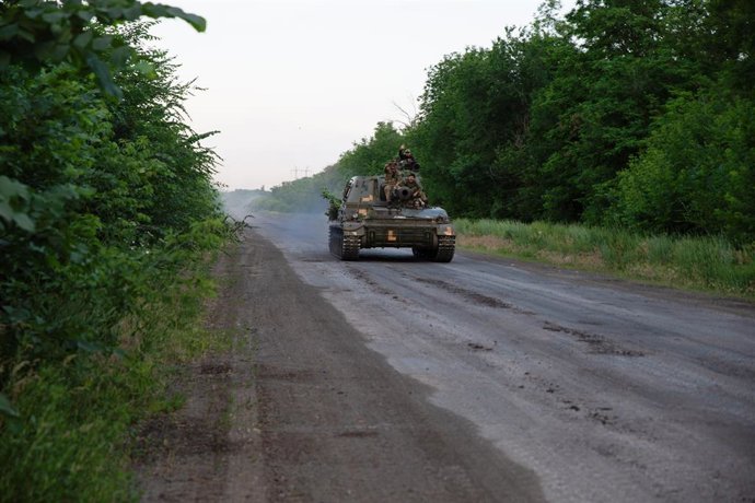 Archivo - 17 June 2022, Ukraine, Bakhmut: Ukrainian soldiers sit on an armoured vehicle driving on the road outside Bakhmut. Photo: Madeleine Kelly/SOPA Images via ZUMA Press Wire/dpa