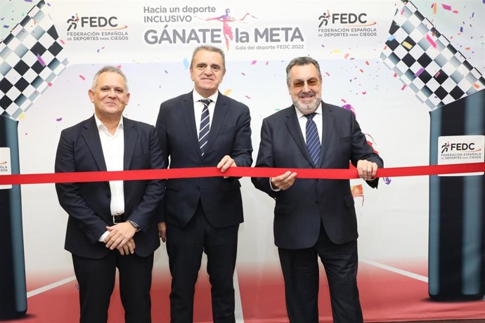 El presidente del Consejo Superior de Deportes, José Manuel Franco; el presidente del Comité Paralímpico Español, Miguel Carballeda; y el presidente de la FEDC, Ángel Luis Gómez.