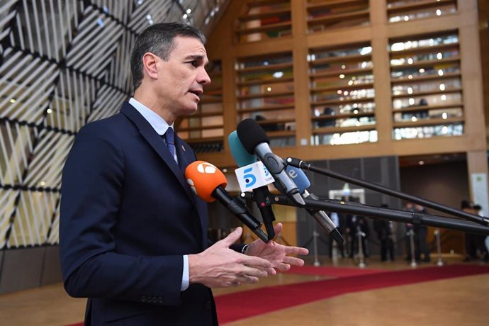 HANDOUT - 14 December 2022, Belgium, Brussels: Spanish Prime Minister Pedro Sanchez speaks to the media upon arrival to attend the EU-ASEAN Summit. Photo: -/EU Council/dpa - 