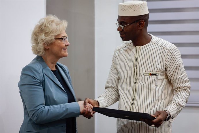 La ministra de Defensa de Alemania, Christine Lambrecht,  y el ministro de Defensa de Malí, Sadio Camara