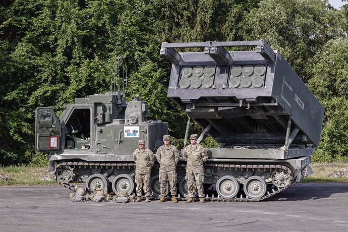 Archivo - 20 July 2022, Bavaria, Grafenwoehr: USsoldiers stand in front of the Multiple Rocket Launch System (MRLS) during a USArmy multinational artillery fire exercise involving nearly 2,400 soldiers from 19 nations. Photo: Daniel Lb/dpa