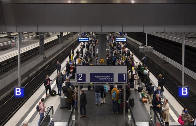 Archivo - 08 October 2022, Berlin: Travellers stand on platforms at the Berlin's main train station after long-distance trains traffic in northern Germany came to a standstill. According to Deutsche Bahn, a technical malfunction is currently causing a c