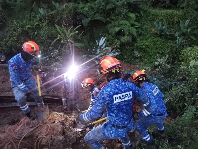 Fuerza de Defensa Civil de Malasia en búsqueda de personas tras el deslizamiento de tierra.