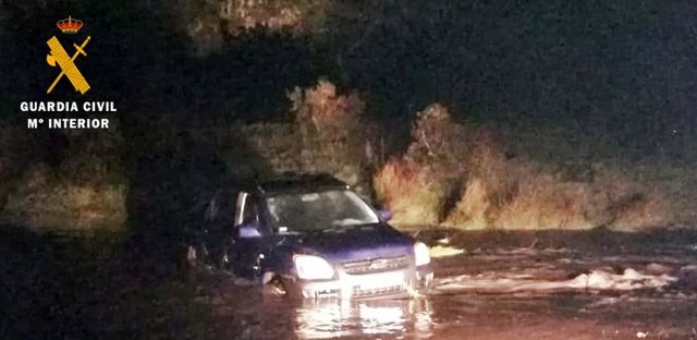 Archivo - Rescate de un vehículo en un arroyo por parte de la Guardia Civil en una imagen de archivo