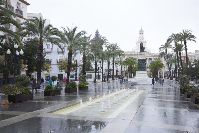 Detalle de la plaza de San Juan de Dios durante la llegada de la borrasca Efraín a Cádiz