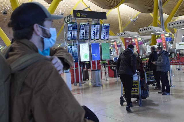 Archivo - Varias personas con maletas en el aeropuerto Adolfo Suárez, Madrid-Barajas